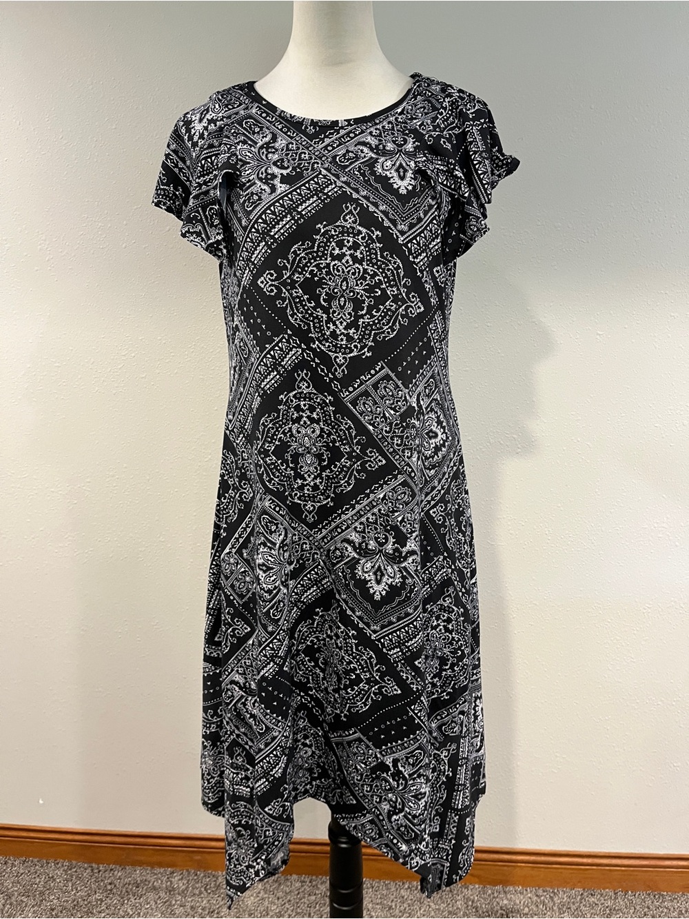 Black & White Paisley Print Short flutter Sleeve midi asymmetrical Dress